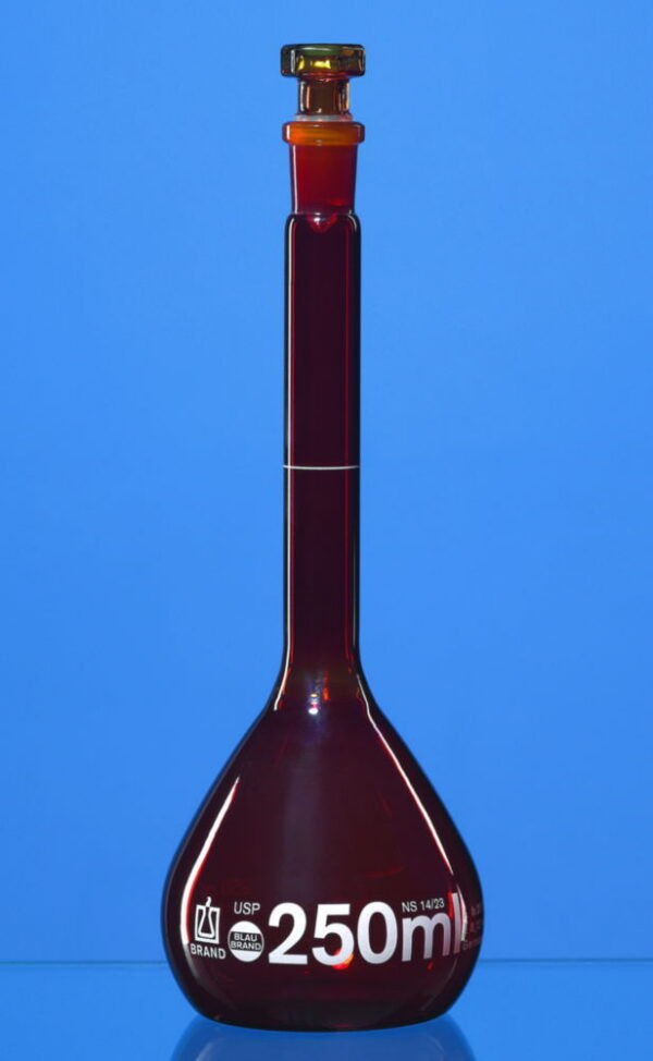 Volumetric flasks, boro 3.3, class A, amber, white graduation, with glass stopper, incl. USP batch certificate